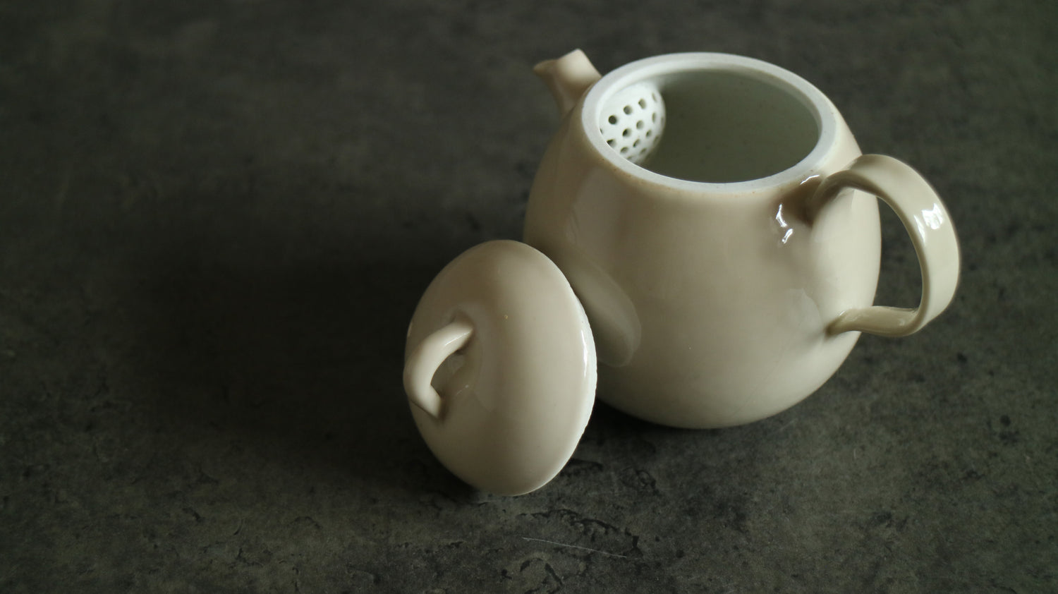 Ceramic Tea Pot "Beluga Whale"